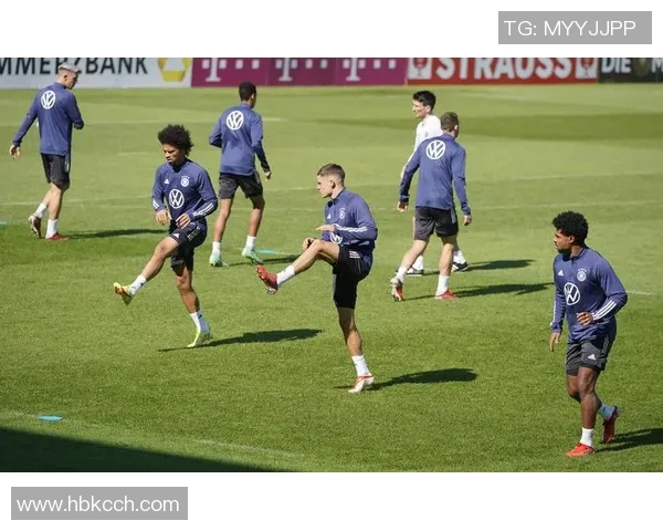 德国足球明星训练场景全景展示展现运动精神与团队合作的魅力 德国足球明星训练场景全景展示展现运动精神与团队合作的魅力